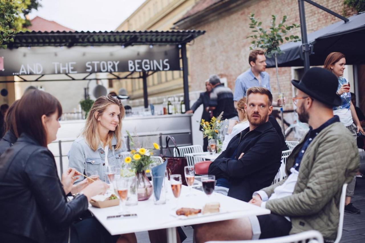 Long Story Short Hostel&Café Olomouc Esterno foto